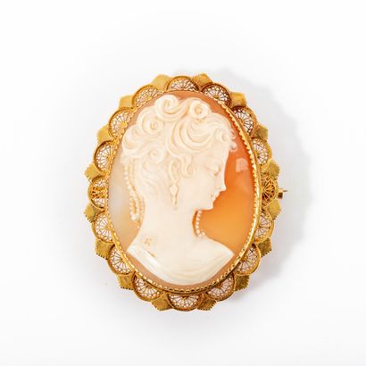 Brooch pendant engraved in cameo on shell...