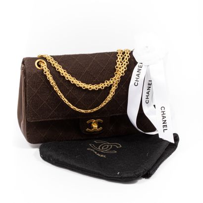 null CHANEL - "2:55" 

Quilted jersey and chocolate leather bag, gold metal trimmings...