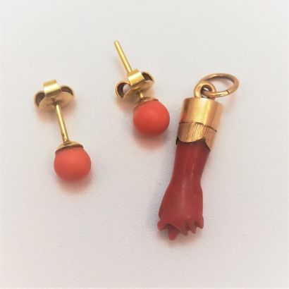 null Clous d'oreilles et pendentif en corail monture or 

Poids brut : 3.7 g