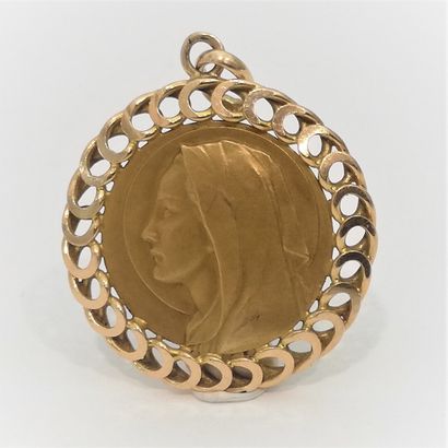null 
Médaille de baptême en or à décor de profil de Vierge




Poids : 4,9 g- H:...