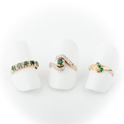 null Three emerald and diamond rings, gold setting 

Gross weight : 8.5g