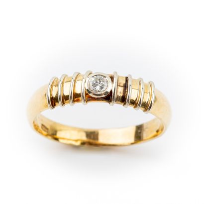 null Ring with a brilliant cut diamond 0.10 carat approximately, gold setting 

Gross...