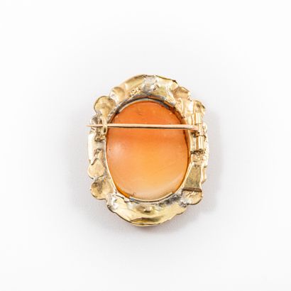null Brooch with decoration of elegant engraved in cameo on shell, gold setting 

Gross...