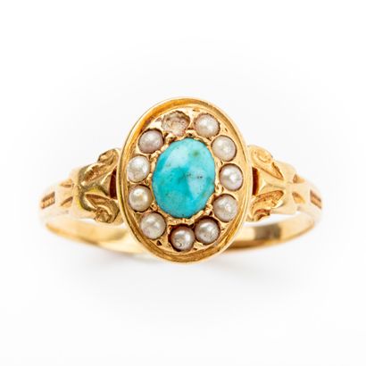 null Turquoise daisy ring in cabochon, half-pearl surround, gold setting

Gross weight...
