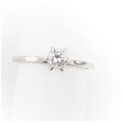 null Solitaire brilliant cut diamond ring 0.20 carat approximately, white gold setting

Gross...