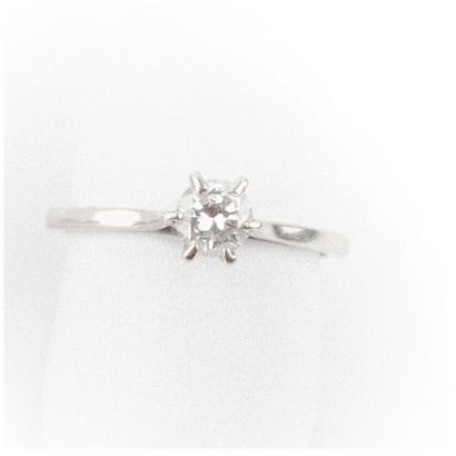 null Bague solitaire diamant taille brillant 0.20 carat environ, monture or gris

Poids...