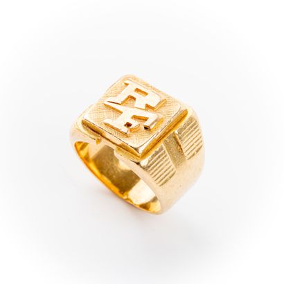 null 
Gold ring monogrammed "RF".




Weight: 19.9 g - Finger: 52
