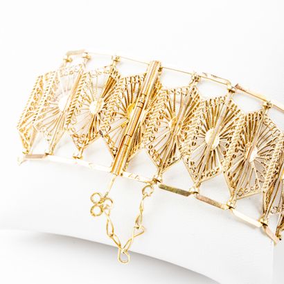 null Cuff bracelet in gold filigree.

Gross weight : 28.8 g-L : 17.5 - l : 3.2 c...