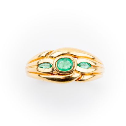 null Emerald ring in closed setting, gold setting 

Gross weight: 2.8 g - Finger:...