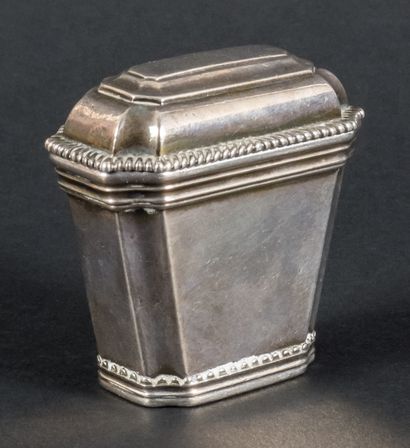 null 
Hinged silver box, 18th century work





H : 5,5 cm.





Poids : 66,5 g....