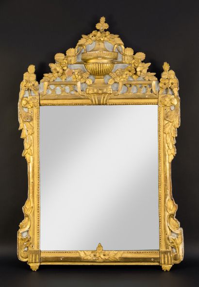 null Gilded wood mirror decorated with flowerpot and garlands of foliage.

Louis...