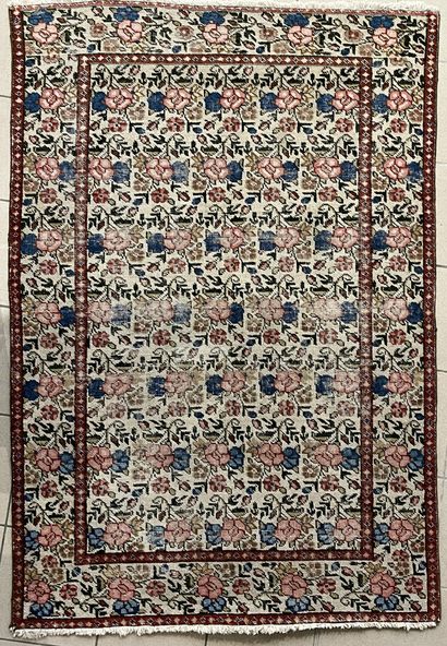 null Wool carpet knotted with roses.

120 x 176 cm (wear)