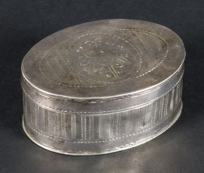 null 
Silver box of oval form with geometrical decoration





Paris, 1782 MO : LEBRUN...
