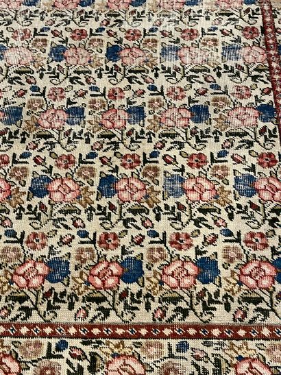null Wool carpet knotted with roses.

120 x 176 cm (wear)