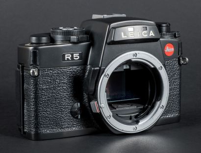 null LEICA - Leica R5 camera number 1799664, with protective cover and in its original...