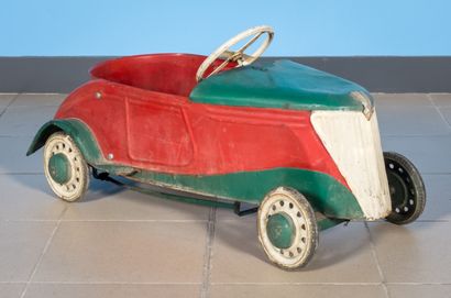 null Child's pedal car in red and green lacquered metal.

Around 1930

H: 80 cm....