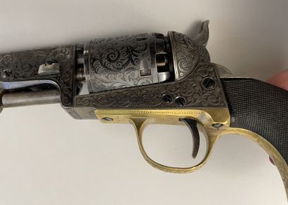 Cassette contenant deux revolvers de fabrication belge sur le modèle du Colt 1851...