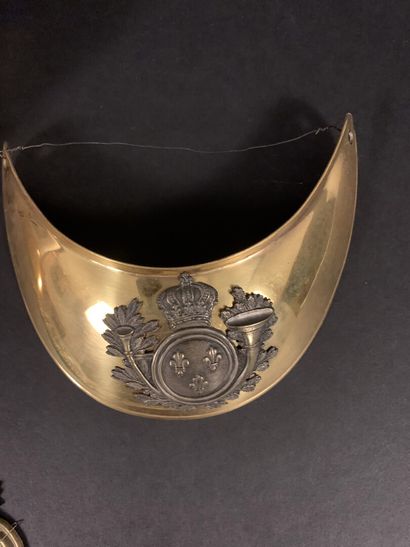 null Lot of military copperware. One finds there: 

- a Restoration shako plate with...