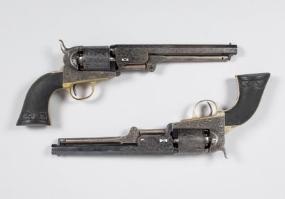 Cassette contenant deux revolvers de fabrication belge sur le modèle du Colt 1851...