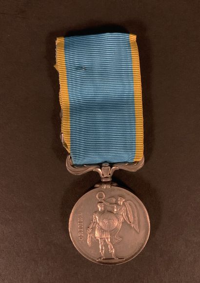 null Médaille de Crimée avec son ruban bleu à deux raies jaunes et les quatre barrettes...