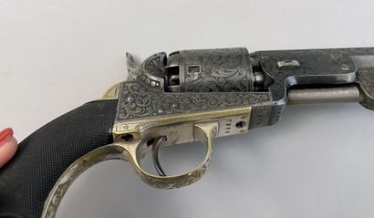 Cassette contenant deux revolvers de fabrication belge sur le modèle du Colt 1851...