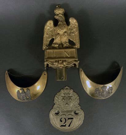 null Lot of military copperware. One finds there: 

- a Restoration shako plate with...