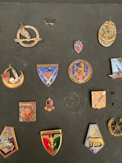 null Tray of 22 various regulation badges around the theme of anti-aircraft artillery...