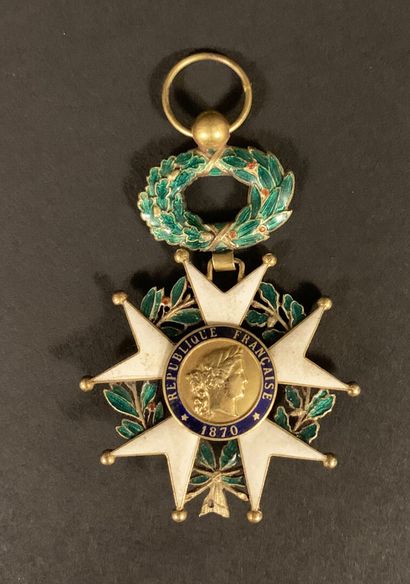 Belle étoile d'Officier de la Légion d'Honneur...