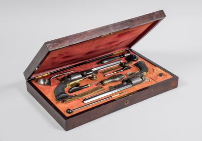 Cassette contenant deux revolvers de fabrication belge sur le modèle du Colt 1851...