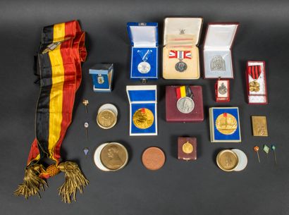 null Set of table medals and awards related to the career of Raymond DISPY (1903...