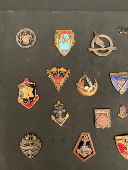 null Tray of 22 various regulation badges around the theme of anti-aircraft artillery...
