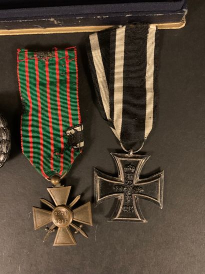 null Strange set composed of an Iron Cross second class 1914 with its ribbon, a black...