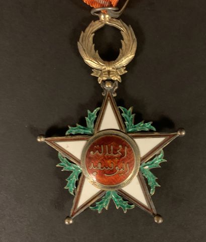 null Croix de Commandeur de l'Ordre du Ouissam Alaouite, avec son ruban orange à...