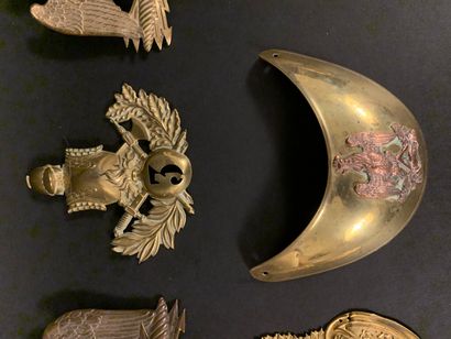 null Interesting lot of military copperware XIXth. We find : 

- a gilt bronze shako...