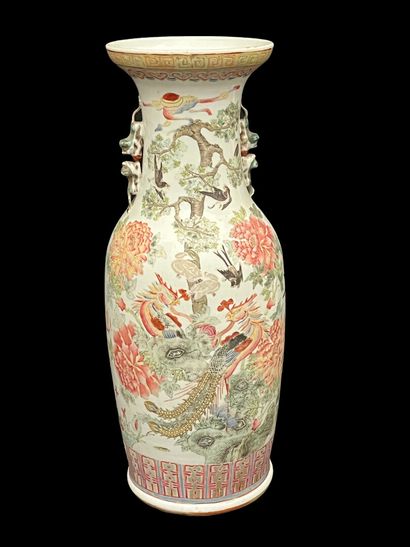 null 
Important vase balustre porcelaine de la famille rose à décor de pie, phénix...