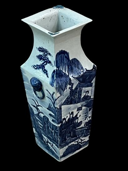null Grand vase de forme quadrangulaire en porcelaine bleu-blanc à décor de personnages...
