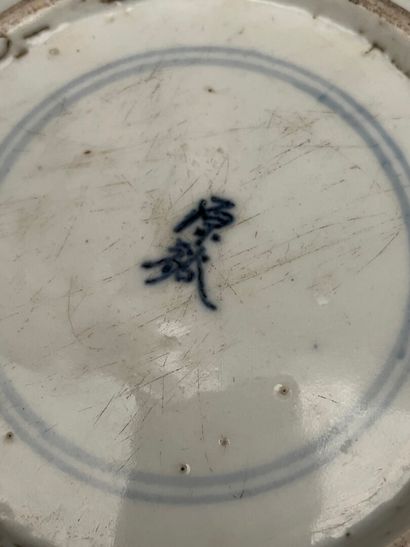 null Hue blue porcelain plate decorated with a kingfisher near a bouquet of lotus.

Vietnam...
