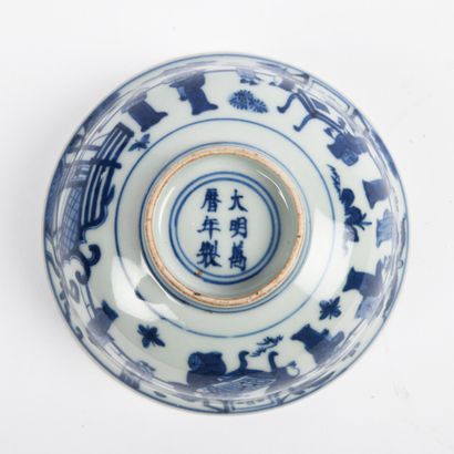 null A blue and white porcelain bowl, decorated with pavilions, terraces and gardens...