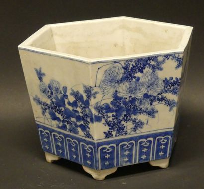 null Cache-pot de forme hexagonale en porcelaine bleu-blanc à décor floral.

Il repose...