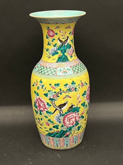 null Vase balustre à col évasé en porcelaine polychrome à décor d'oiseaux branchés...