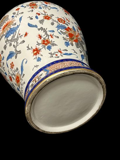 null Paire de vases couverts en porcelaine polychrome à décor Imari et armoiries.

Chine,...