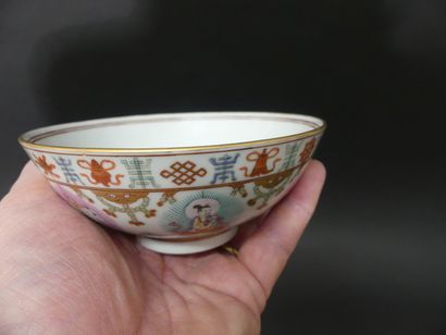 null Porcelain cup with polychrome decoration of enamels of the pink family of figures...