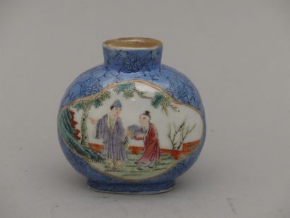null Bottle snuffbox in pink family polychrome porcelain decorated in cartridges...