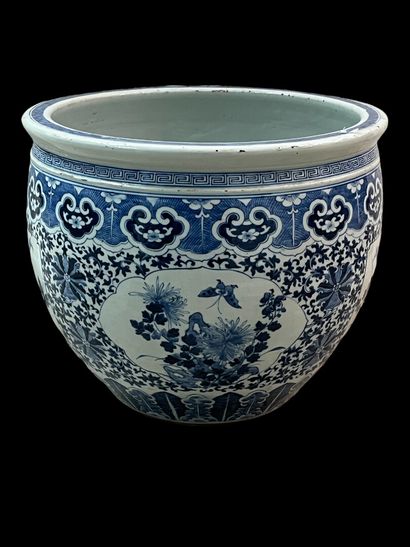 Blue and white porcelain fishbowl decorated...