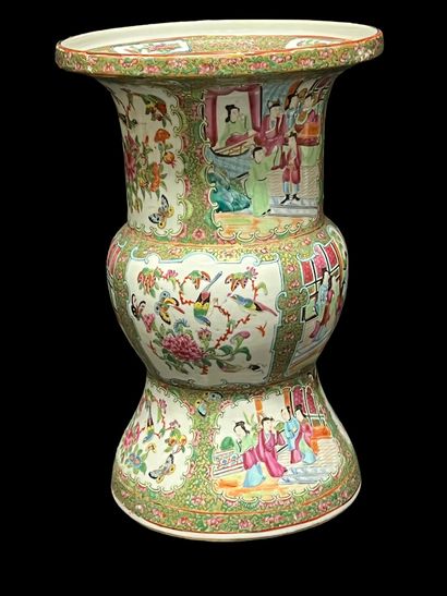 null Canton polychrome porcelain bulbous vase decorated with animated scenes, butterflies...