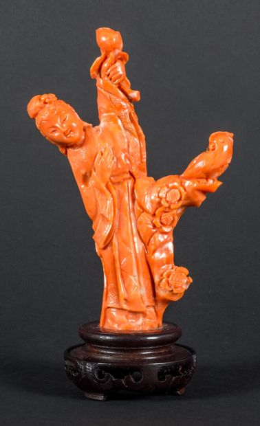 null Carved coral branch decorated with a young woman accompanied by a bird.

China,...