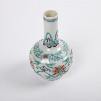 null Petit vase bouteille en porcelaine et émaux Doucaï, à décor de fleurs de lotus...