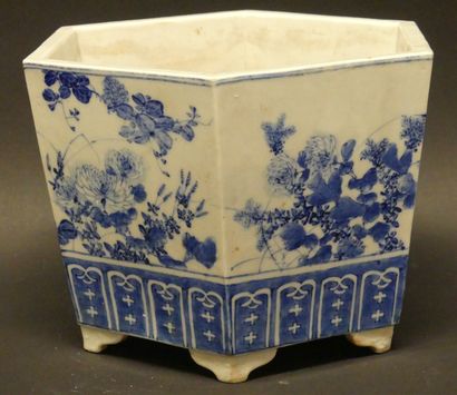 null Cache-pot de forme hexagonale en porcelaine bleu-blanc à décor floral.

Il repose...