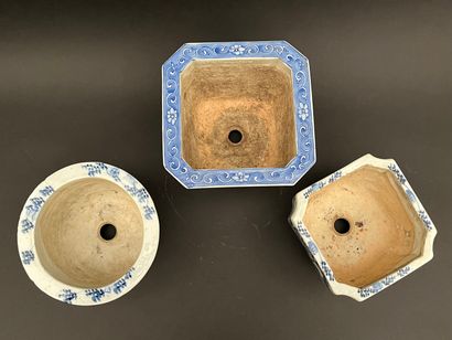 null Lot de trois cache-pots en porcelaine bleu-blanc de Hué à décor de motifs floraux.

Vietnam,...