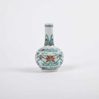 null Small bottle vase in porcelain and Doucaï enamels, decorated with lotus flowers...